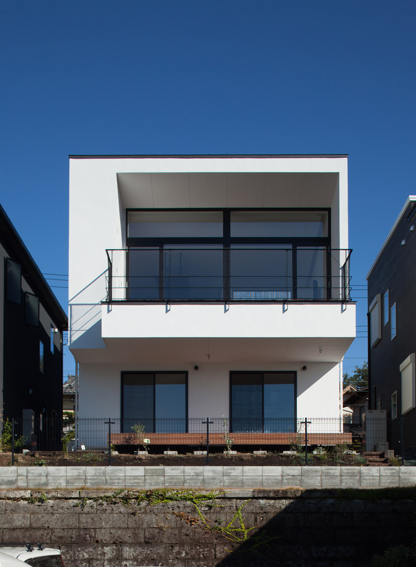 back façade of LEVEL architects' kamakura house in japan
