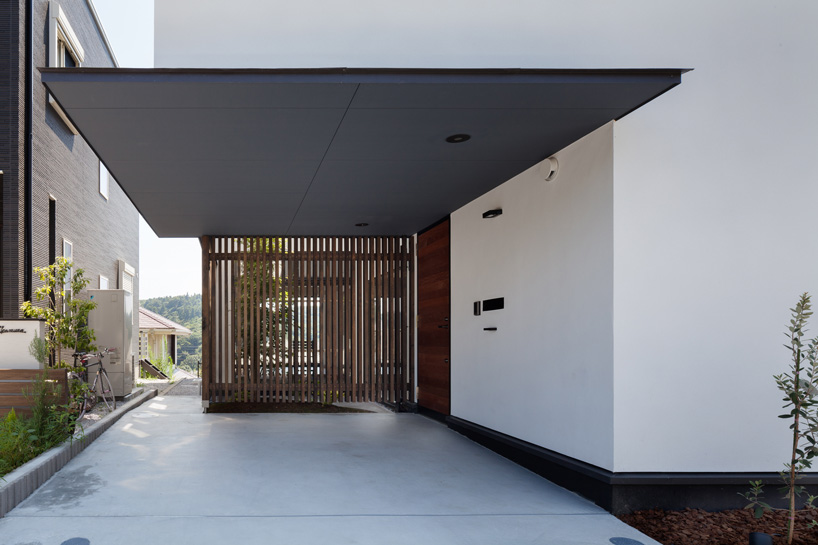 entrance to LEVEL architects' kamakura house in japan