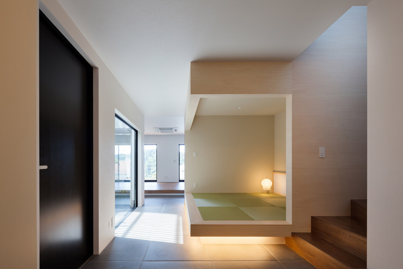 tatami room on the ground level of LEVEL architects' kamakura house in japan