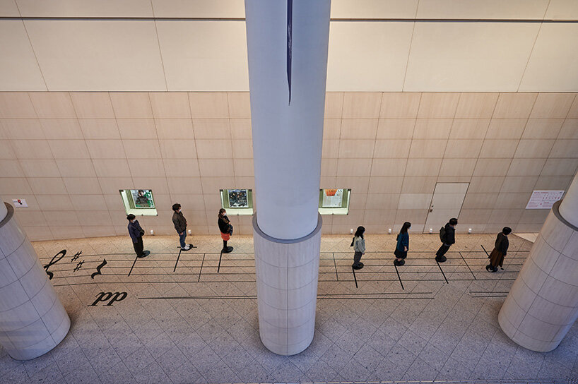 keep your social distance while playing erik satie in social harmony installation by NOSIGNER