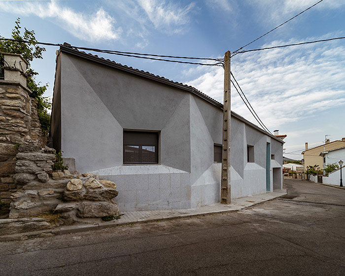 OOIIO architecture builds modern residence in rural mountainous landscape of spain