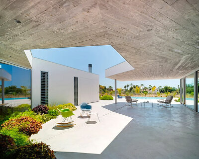 jaime sepulcre arquitecturas arranges spanish house around an intimate open patio