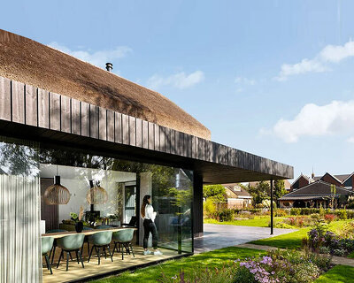 arjen reas architecten uses thatch & wood to build rural villa in the netherlands