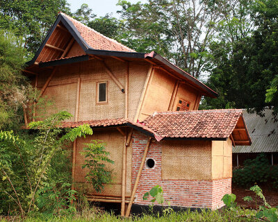 bambuso.id constructs the 'bamboo garden house' on stilts in parung, indonesia