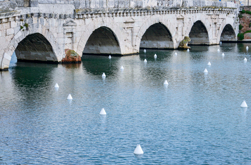 gio tirotto installs 208 light-emitting buoys under rimini's tiberius bridge