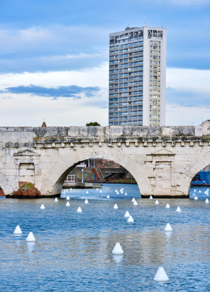 gio tirotto installs 208 light-emitting buoys under rimini's tiberius bridge