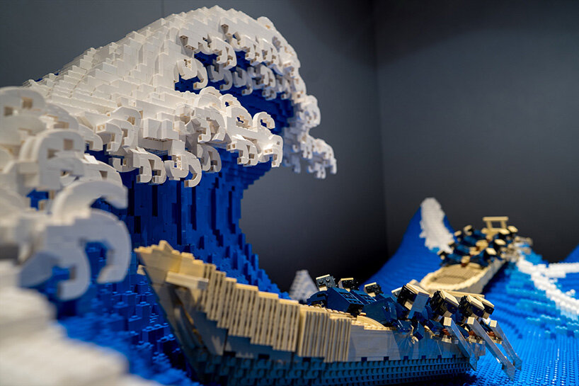 jumpei mitsui sculpts hokusai's great wave off kanagawa in LEGO blocks