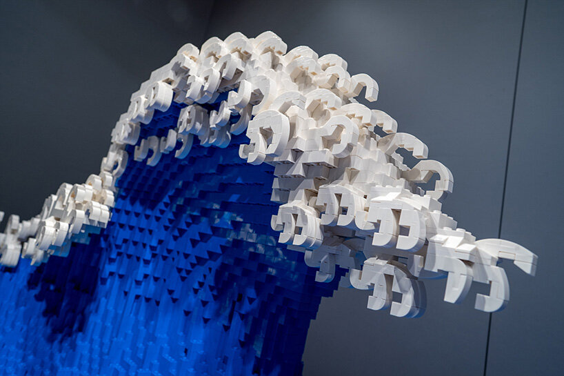 jumpei mitsui sculpts hokusai's great wave off kanagawa in LEGO blocks