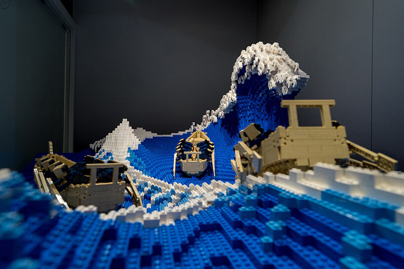 jumpei mitsui sculpts hokusai's great wave off kanagawa in LEGO blocks - 1