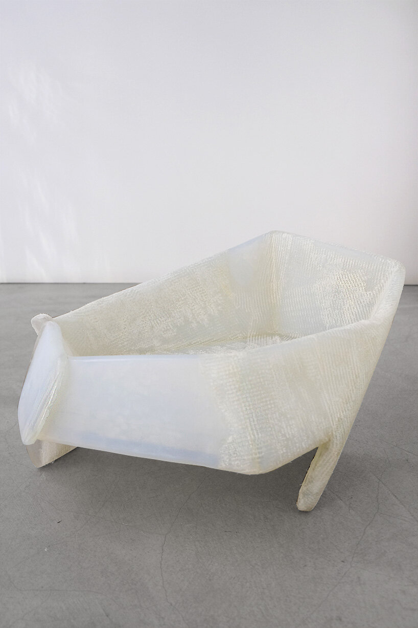 vincenzo de cotiis' crossing over showcases a research on contamination