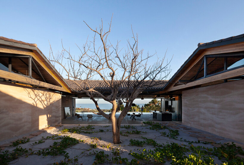 dellekamp arquitectos nestles cabo house into the mexican coastline designboom