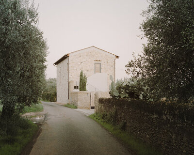 presicci + pantanella d'ettorre architetti's 'casamanda' expresses the atmosphere of tuscany