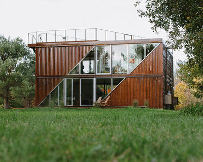 LOT-EK combines six shipping containers into family house in new york