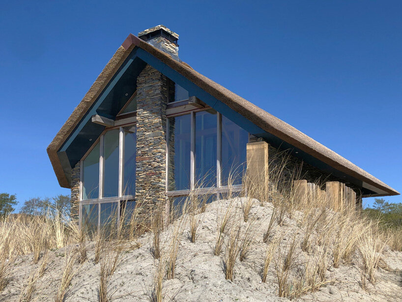 natrufied tops biobased villas in the netherlands with overhanging thatched roofs