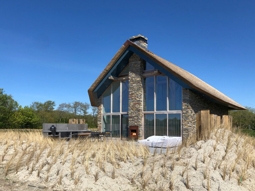 natrufied tops biobased villas in the netherlands with overhanging thatched roofs