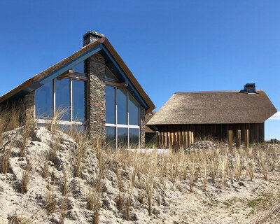 natrufied tops biobased villas in the netherlands with overhanging thatched roofs