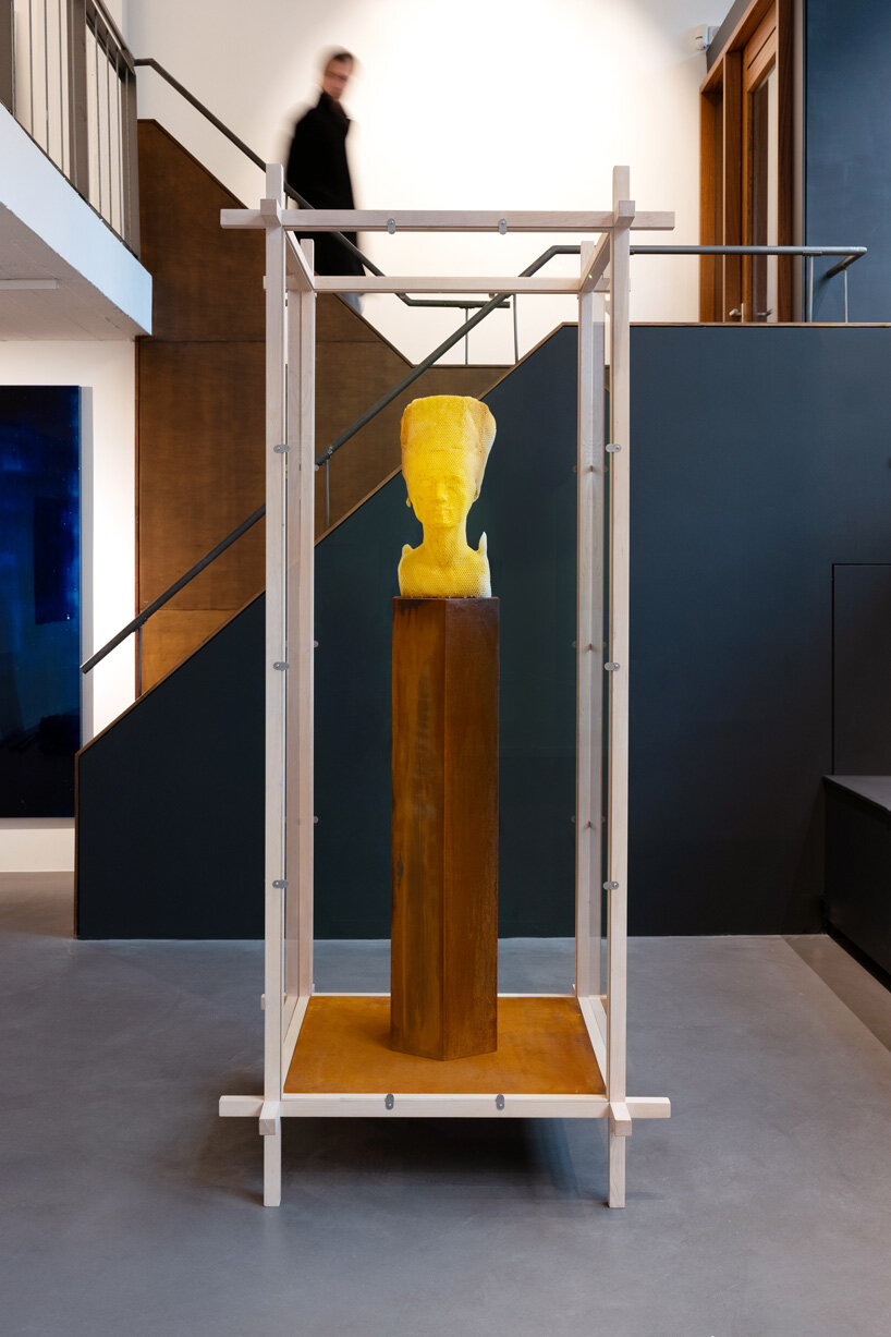 tomáš libertíny sculpts beeswax version of the nefertiti bust together with 60.000 honeybees