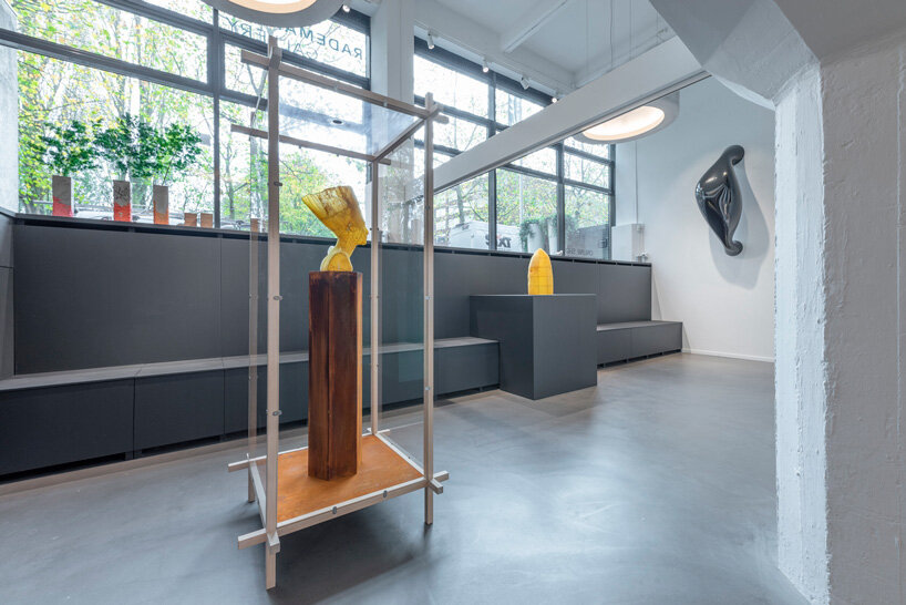 tomáš libertíny sculpts beeswax version of the nefertiti bust together with 60.000 honeybees