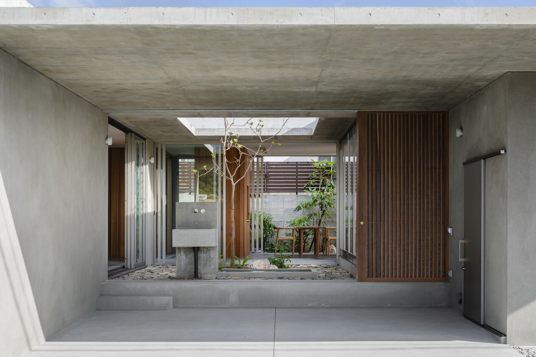 cochi-architects-house-nakagusuku-japan-designboom-large2