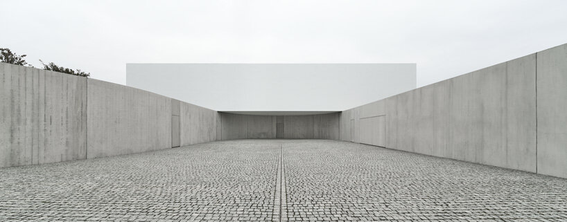 KWK promes' house in poland functions in full symbiosis with its natural surroundings