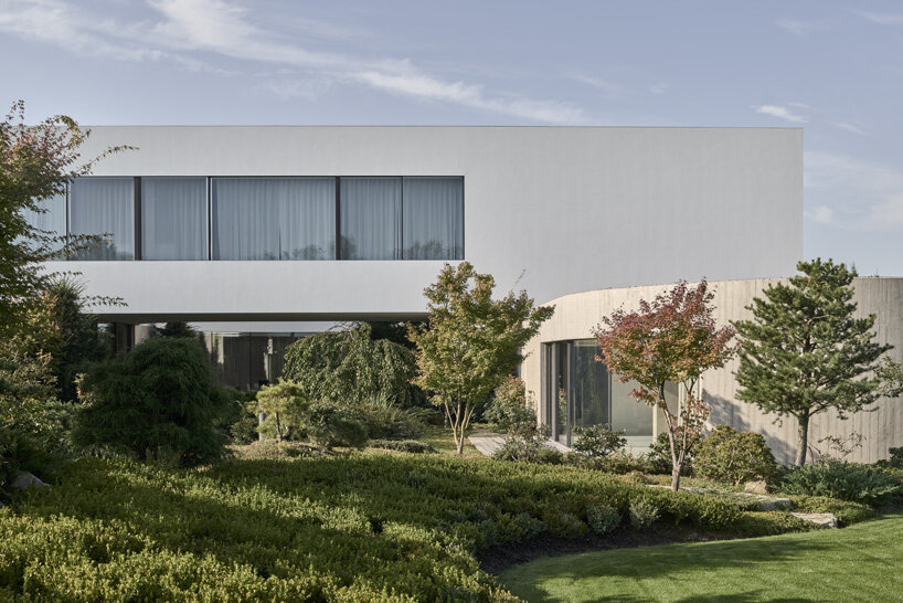 KWK promes' house in poland functions in full symbiosis with its natural surroundings