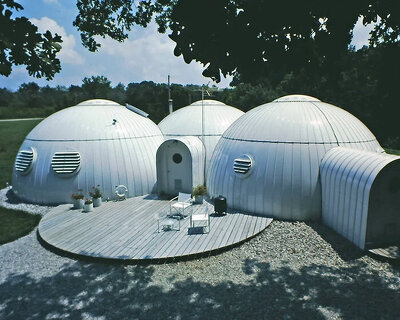 michael jantzen's dome cluster house from 1982 explores energy efficient, low-cost building