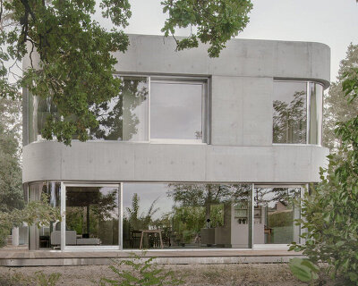 augustinundfrank/winkler architekten sets curved concrete house by a lake in germany