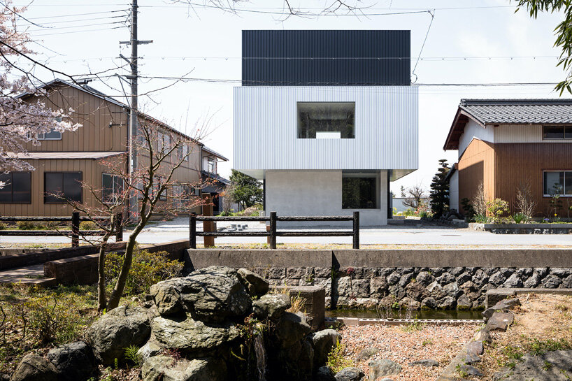 FORM / kouichi kimura completes 'frame house' in japan with cantilevering upper floor