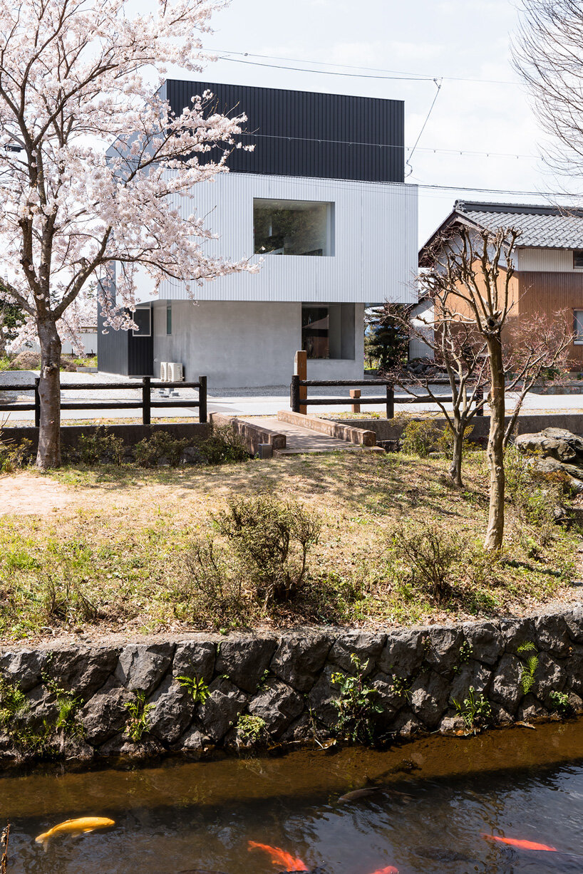 FORM / kouichi kimura completes 'frame house' in japan with cantilevering upper floor