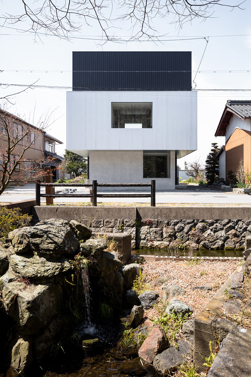 FORM / kouichi kimura completes 'frame house' in japan with cantilevering upper floor