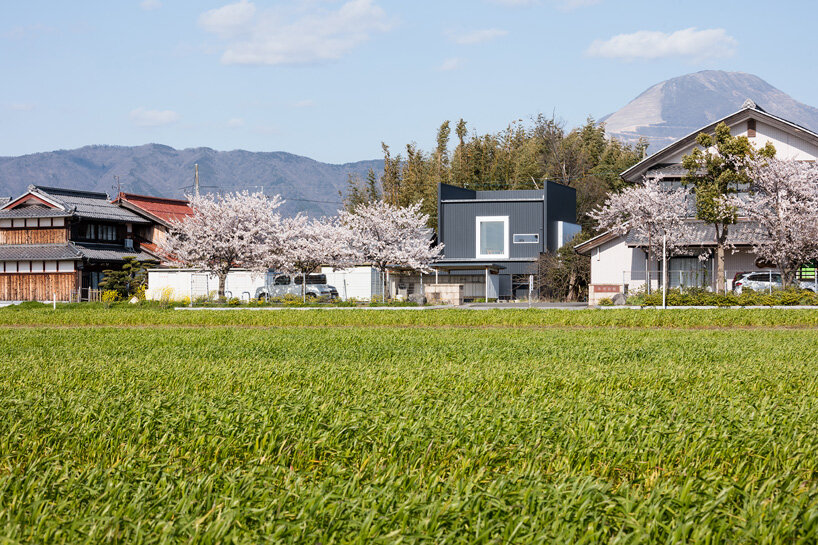 FORM / kouichi kimura completes 'frame house' in japan with cantilevering upper floor