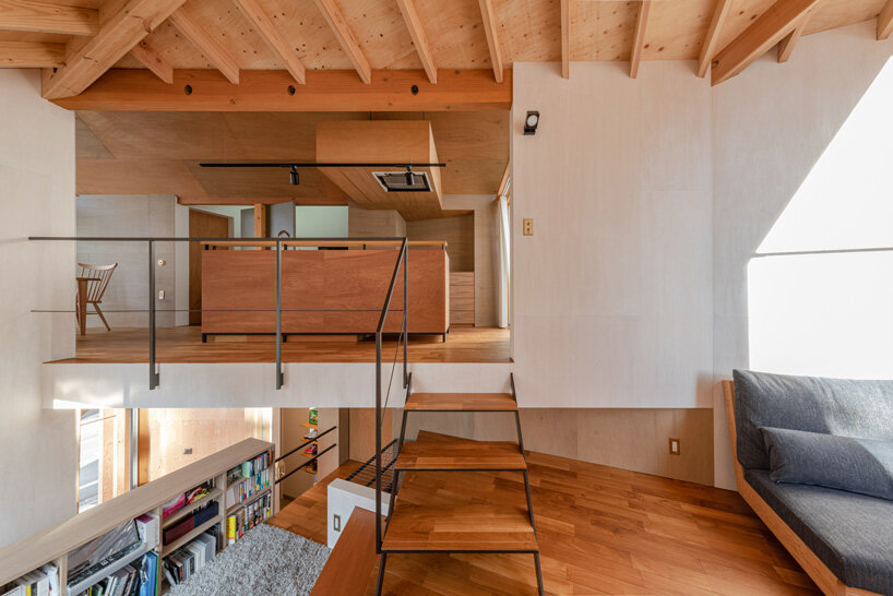 three irregularly stacked volumes form maki yoshimura 'house in komabacho', japan