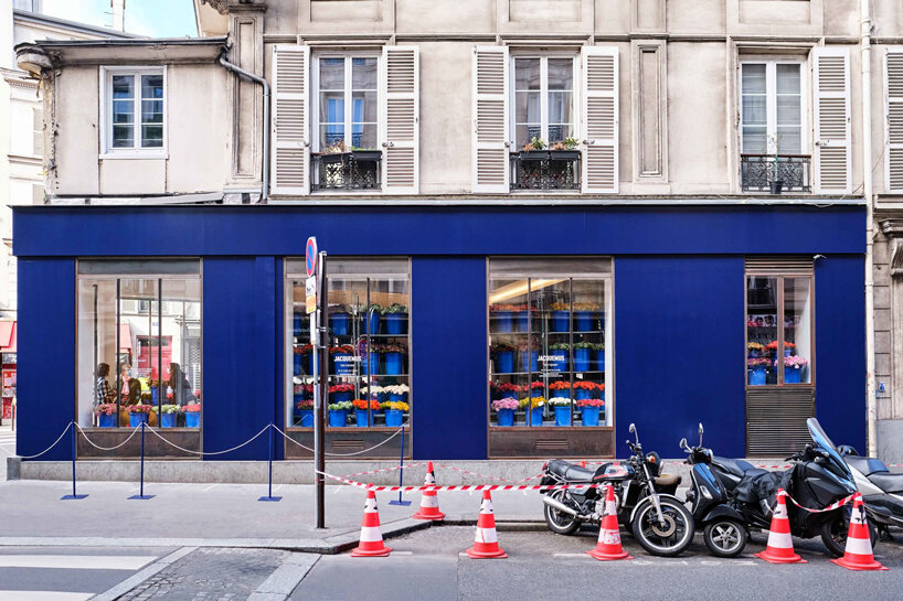 jacquemus cobalt blue pop-up flower shop in paris by paf atelier + yoann et marco