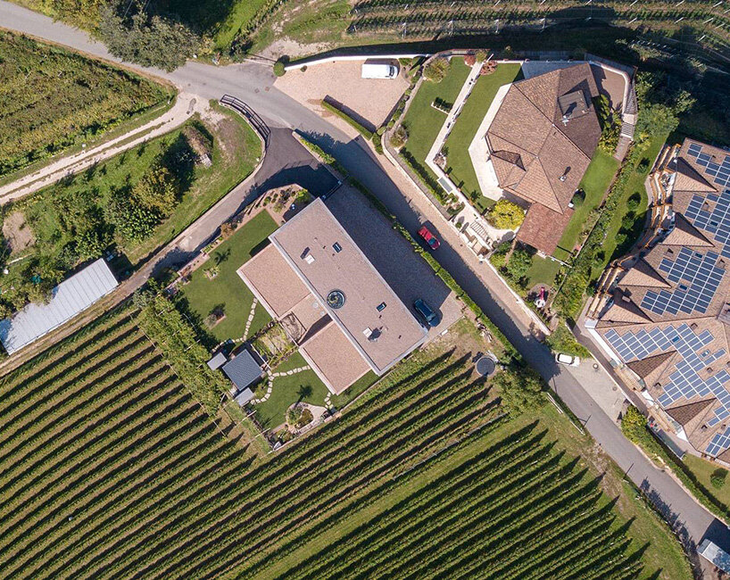 interwoven bronze façade adorns dwelling by monovolume architecture+design, italy