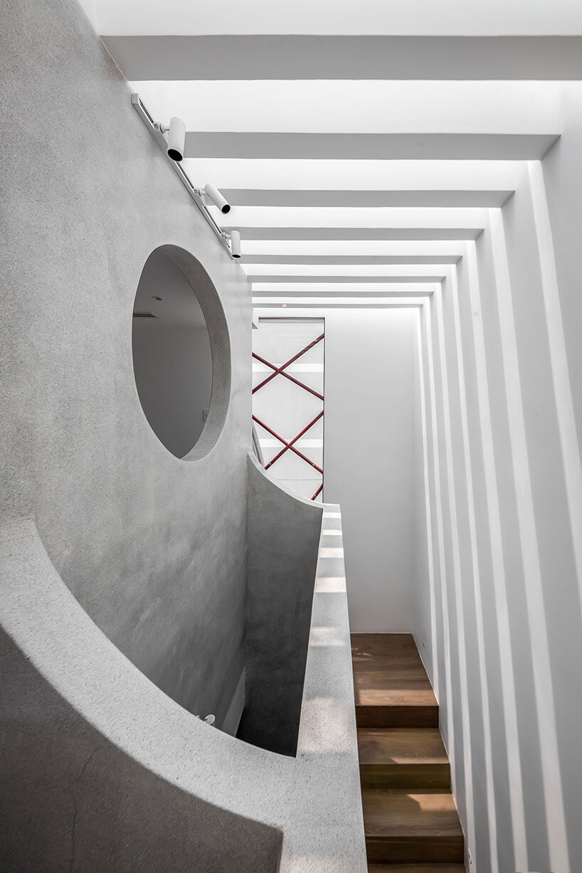 alone house story architecture