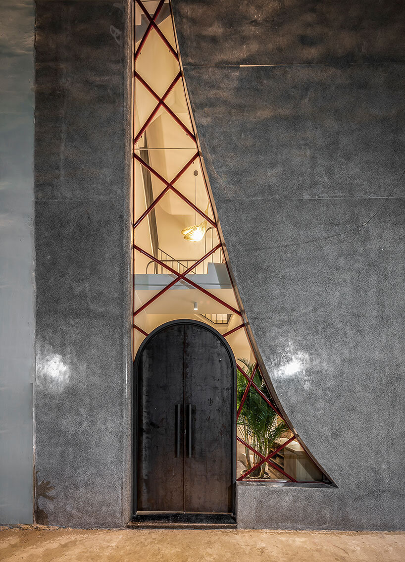 alone house story architecture