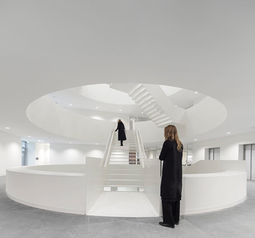 grand circular staircase spirals in the largest courthouse by KAAN architecten in amsterdam