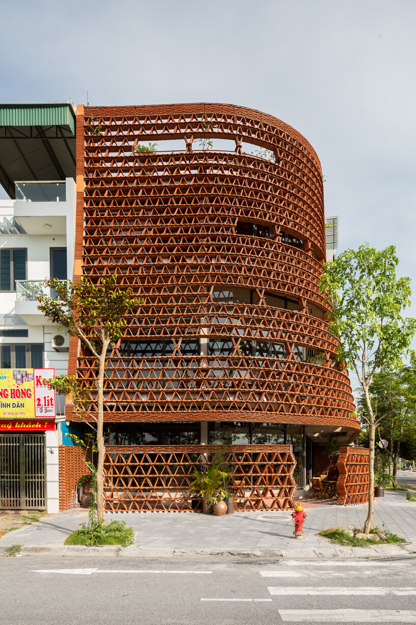 H&P architects wraps 20,000 tiles around 'ngói space' in hanoi, vietnam designboom