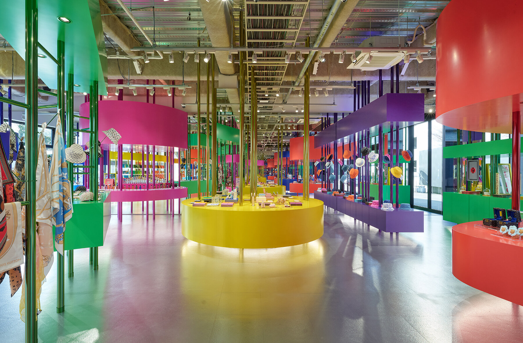 vivid-pop-colors-shiny-pillars-sugawaradaisuke-store-tokyo-louis-vuitton-designboom-1800