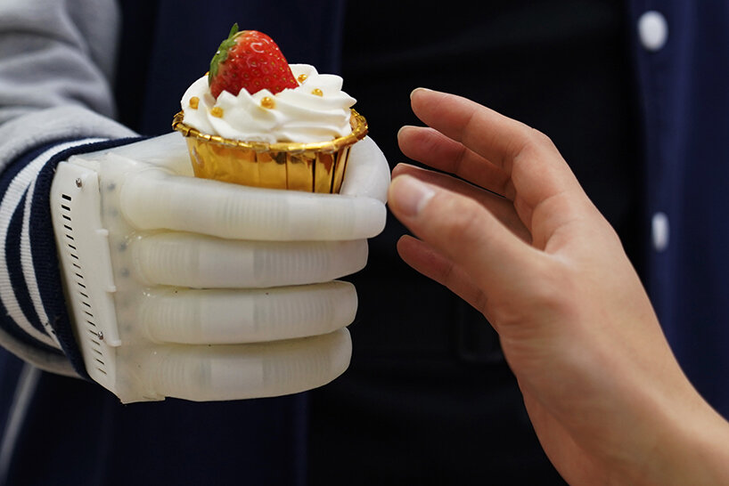 MIT engineers create inflatable robotic hand with real-time tactile control