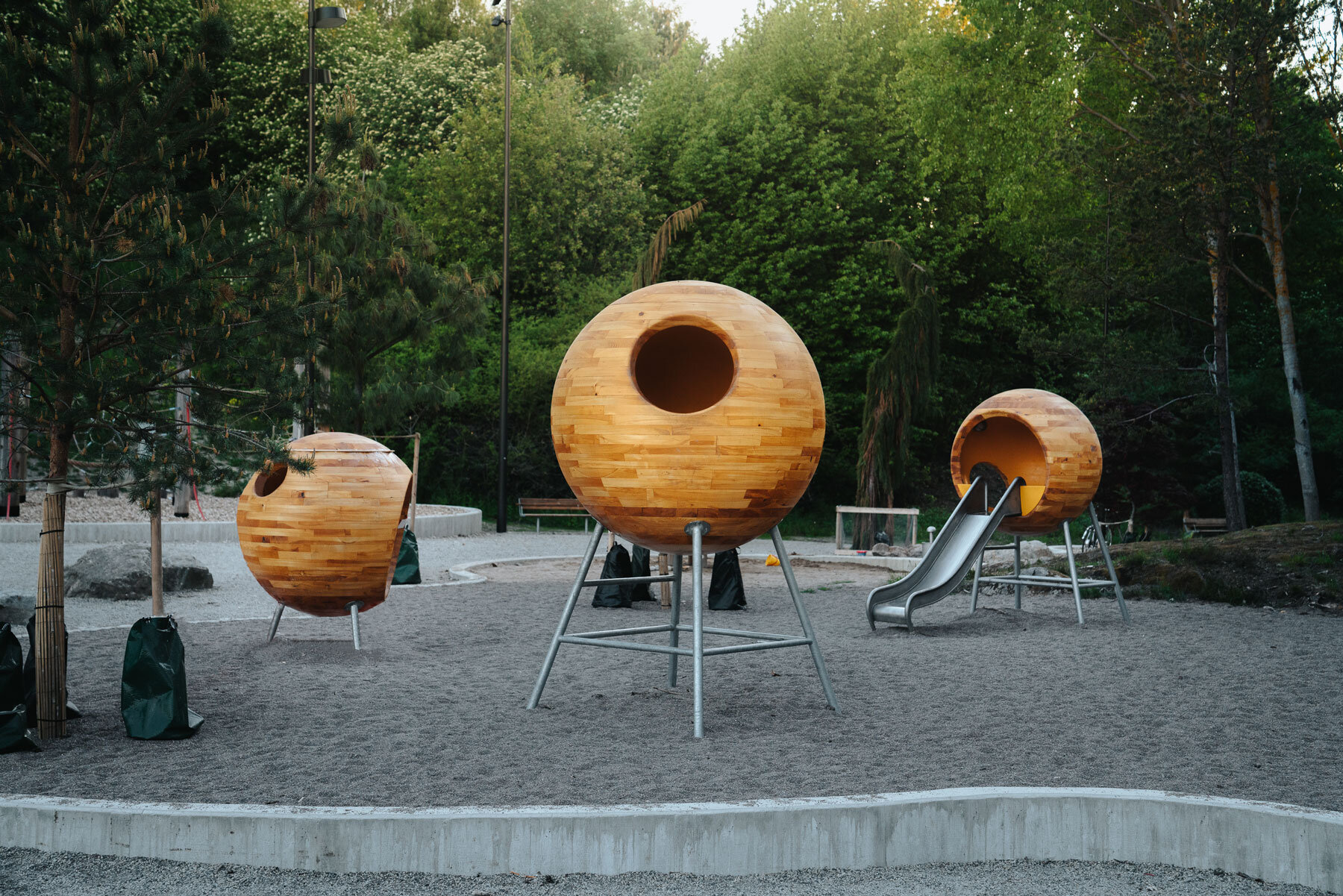 andrenfogelstrom-vaarbergstoppen-globe-playground-designboom-013