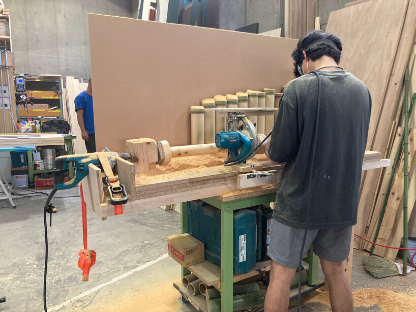 schemata exhibits new SENBAN method to carve intriguing forms at milan design week