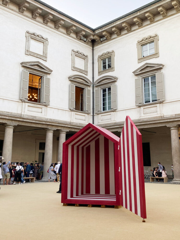 visitors can enter the cabin | image © designboom