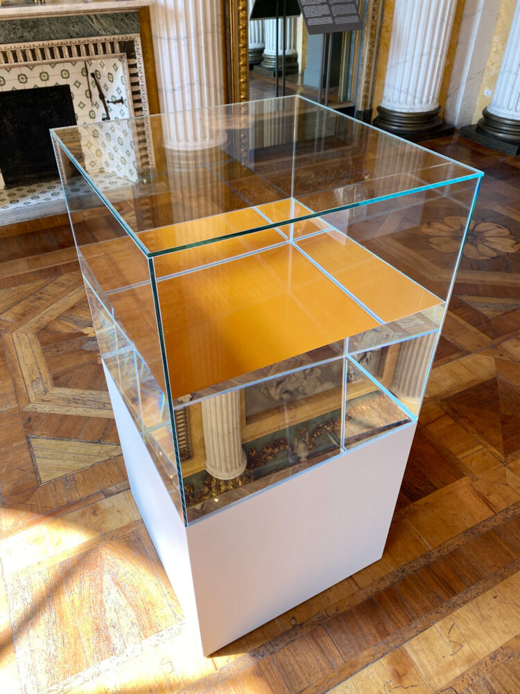 ‘gam gam gam’ by ann veronica janssens | image © designboom