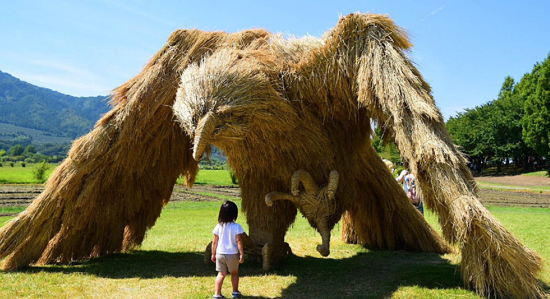 massive-sculptures-rice-straw-wara-art-festival-designboom-31800