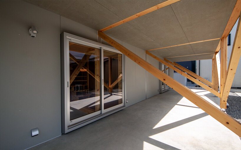 the beams integrate with the walls