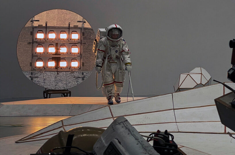 during the live demonstration | image © designboom