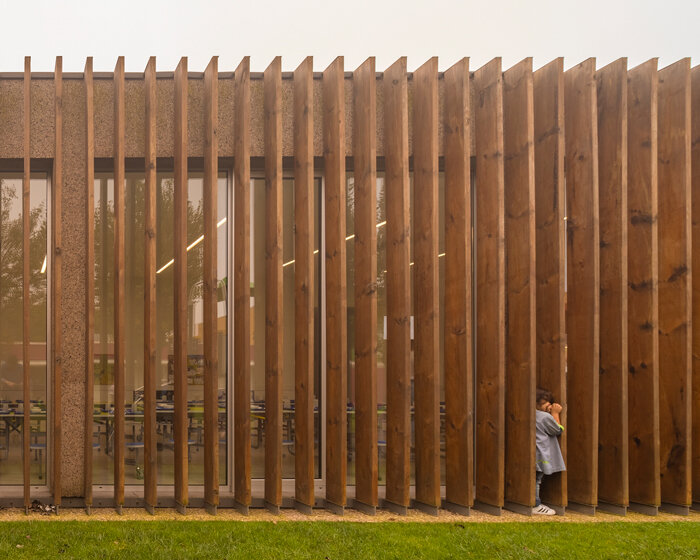 contaminar arquitetos wraps its 'casa da árvore' school in timber slats and cork panels