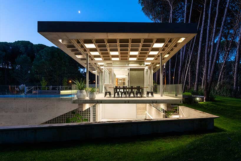 cozy semi-open area gathers the family 