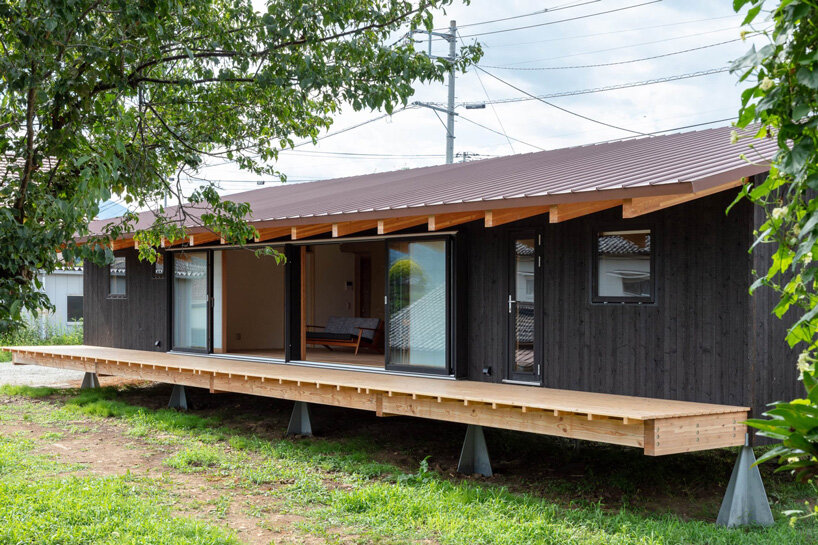 fuminori nousaku architects elevates japanese eco-friendly house on recyclable iron stilts